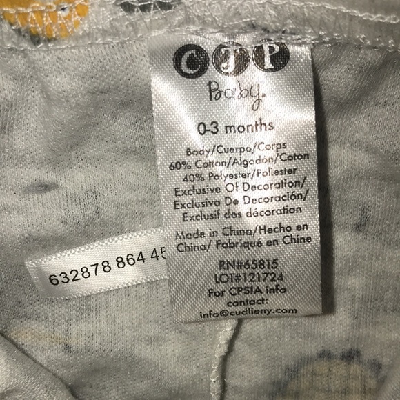 1 set of shorts and 2 unisex shirts. Size 0-3 months. - Picture 2 of 5